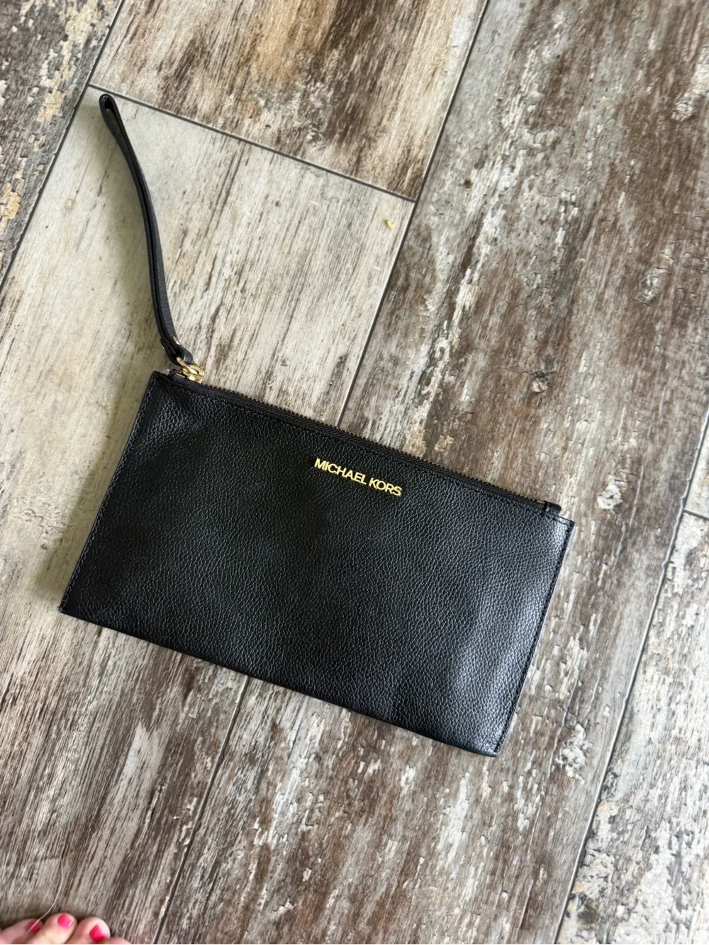 Michael Kors black pebbled leather jet set wristlet purse - gold logo.